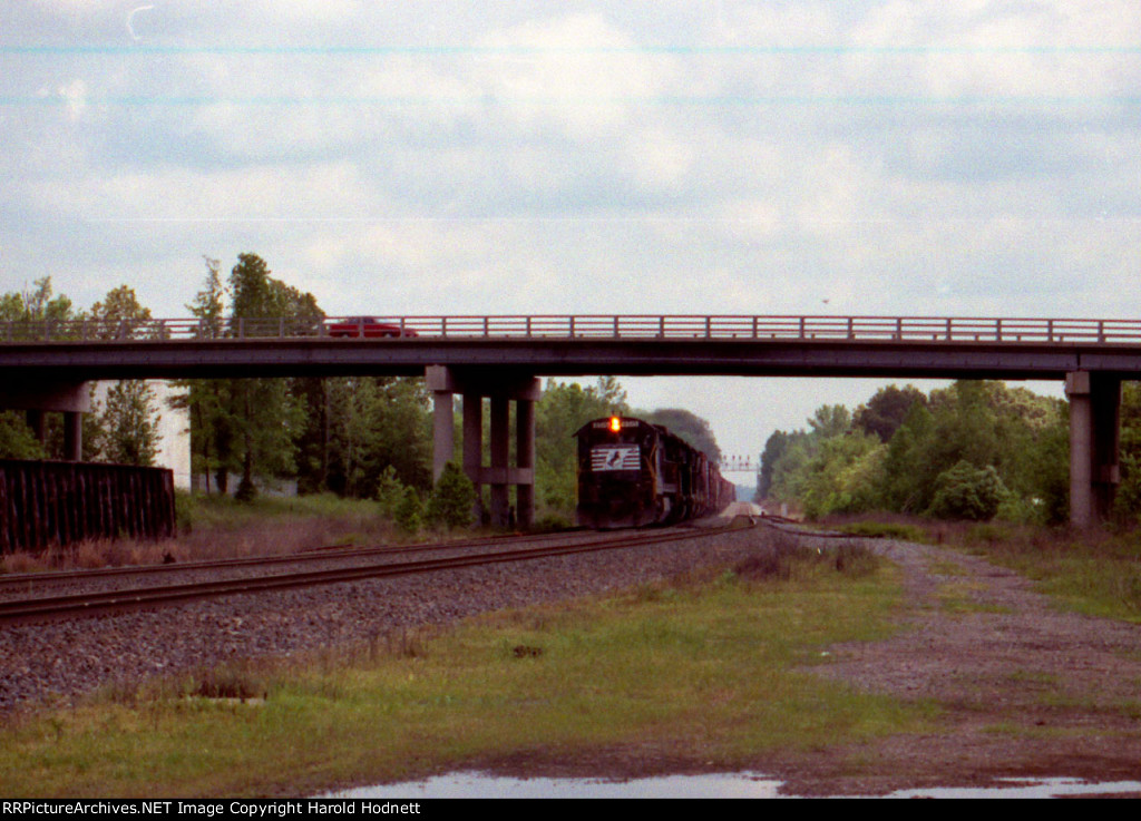NS 8515 leads a huge train southbound